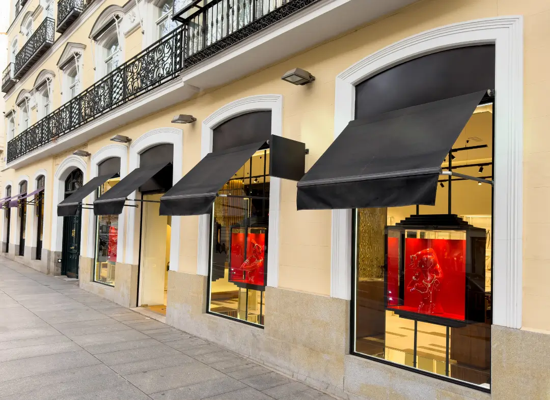 Façade vitrine de magasin en aluminium sur mesure à Fontaine